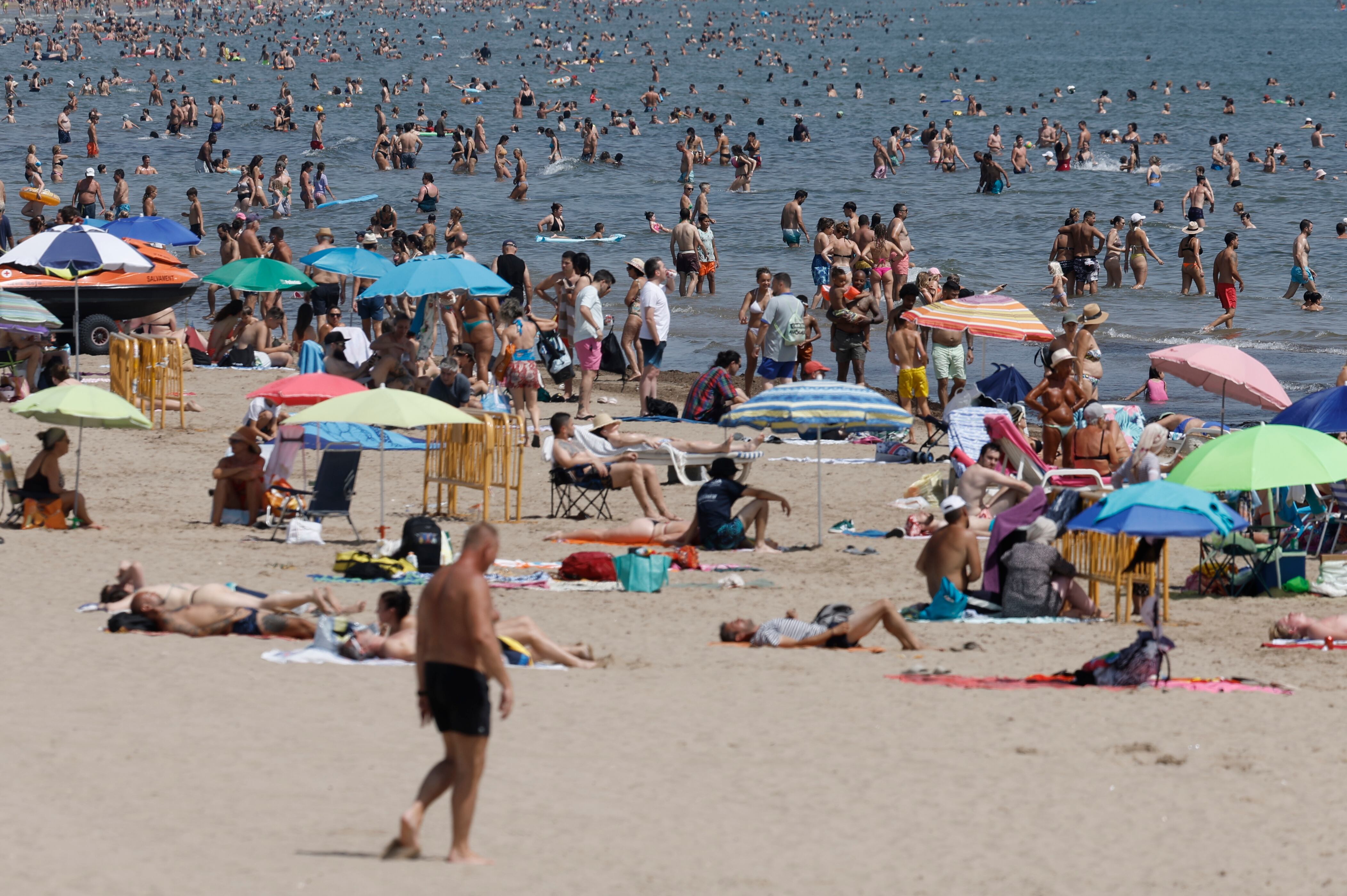 Vista general de la playa de Malvarrosa este sábado en València. -EFE/ Kai Försterling