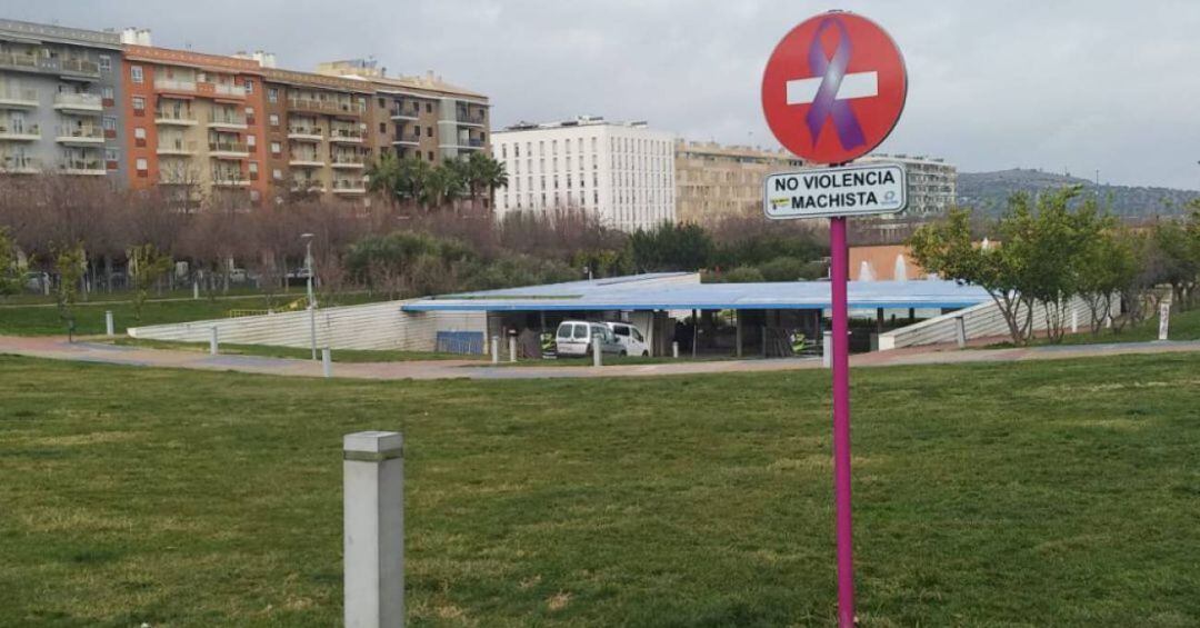 Señal contra la violencia de género instalada en el Parque del Bulevar.