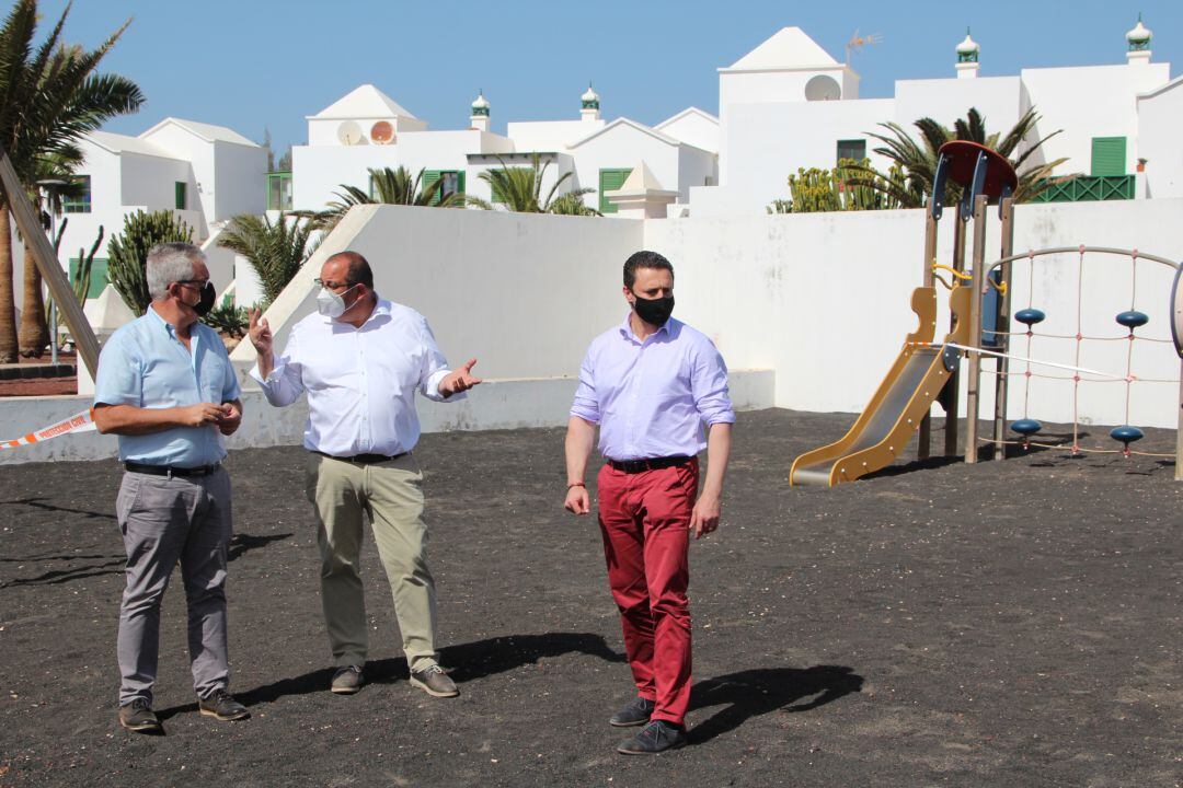 Visita de representantes públicos al parque objeto de la actuación.