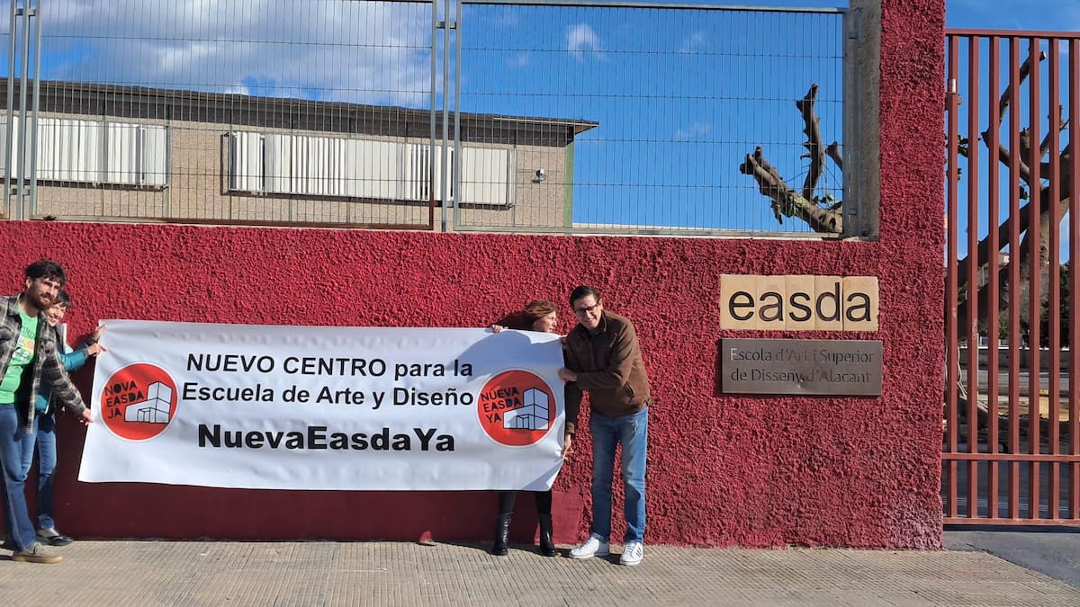 Concentración en la Escuela de Artes de Alicante para mostrar a la consellera de Educación las carencias y ruina del edificio