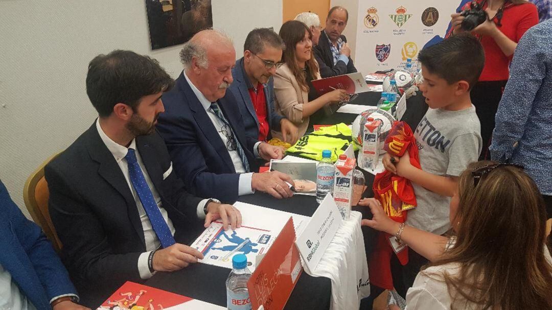 Del Bosque hizo las delicias de los más pequeños en la presentación del Torneo Asisa de León