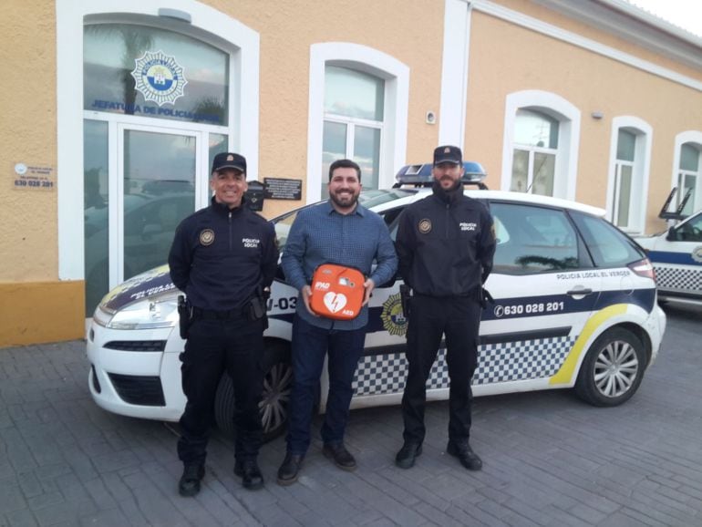 El alcalde de El Verger, Basili Salort, con los dos agentes de la Policía Local. 