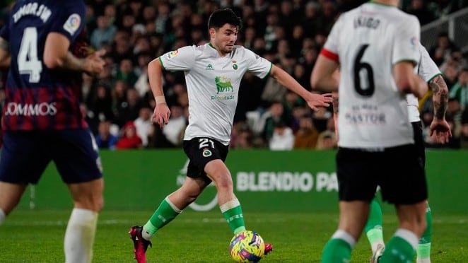 Aldasoro conduce la pelota en El Sardinero