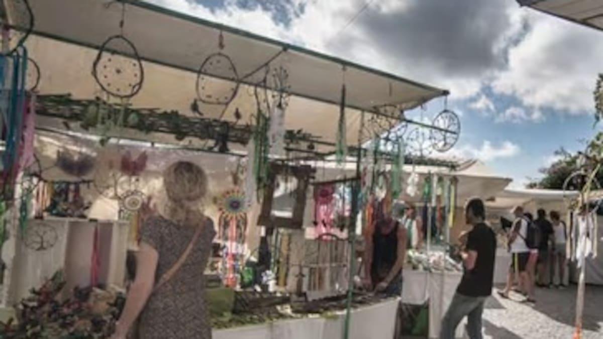 Hippy Market Punta Arabí reabre con más de 400 vendedores de artesanía y gastronomía y con música en vivo