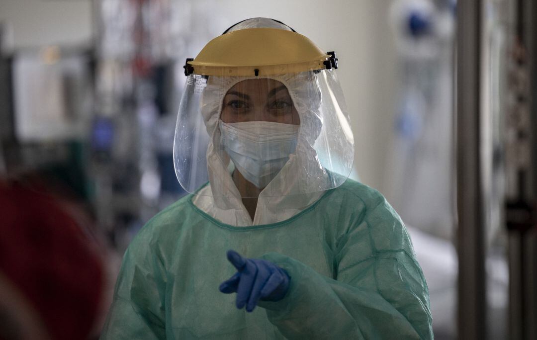 Una sanitaria trabaja en la Unidad de Cuidados Intensivos (UCI) dedicada a enfermos de coronavirus del Hospital Universitario Ramón y Cajal, en Madrid (España).