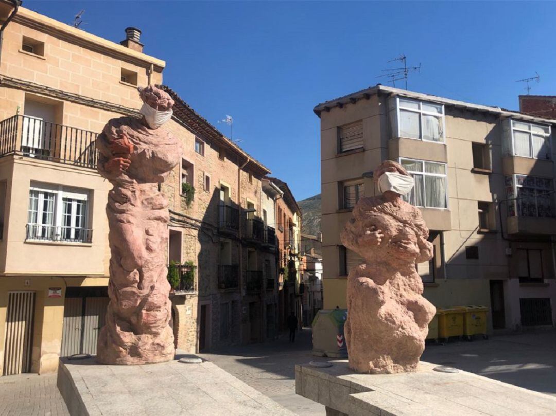 Esculturas del Picuezo y la Picueza en el plaza del Ayuntamiento de Autol.