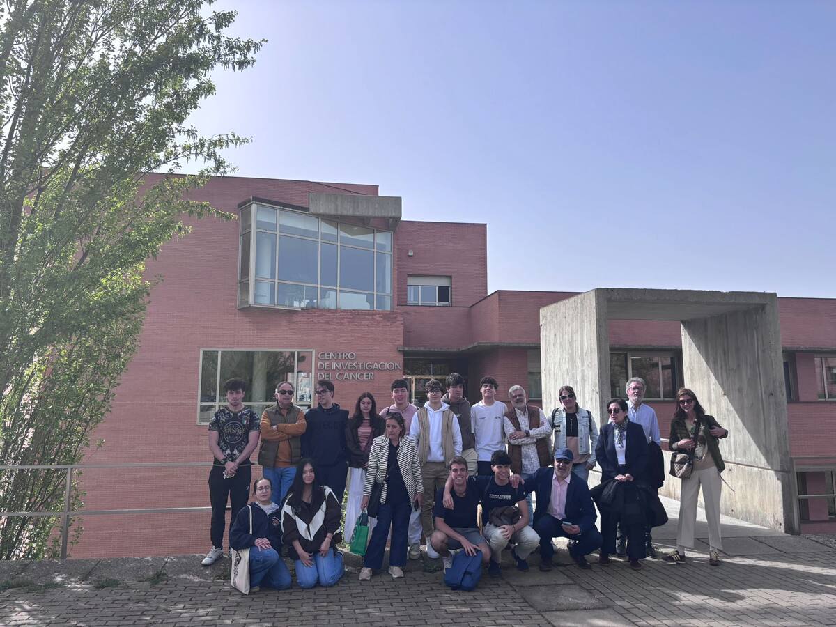 Alumnos de Palencia descubren cómo se investiga el cáncer en Salamanca