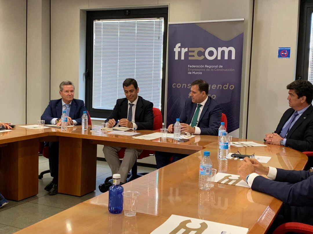 El consejero de Fomento, José Ramón Díez de Revenga, durante su reunión con la Comisión Ejecutiva de FRECOM