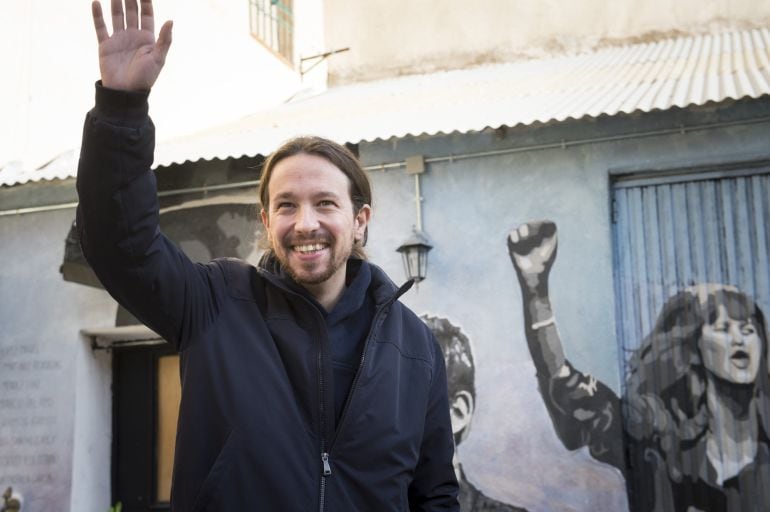 El candidato de Podemos a la Presidencia del Gobierno, Pablo Iglesias, saluda a su llegada a la Sala Mirador, donde ha aprovechado la jornada de reflexión para asistir a la proyección de &quot;B, la película&quot;, la cinta sobre el caso Bárcenas.