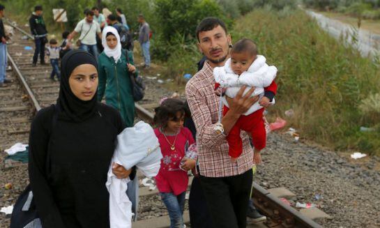 La hilera de refugiados que cruza los Balcanes llega a la frontera húngara