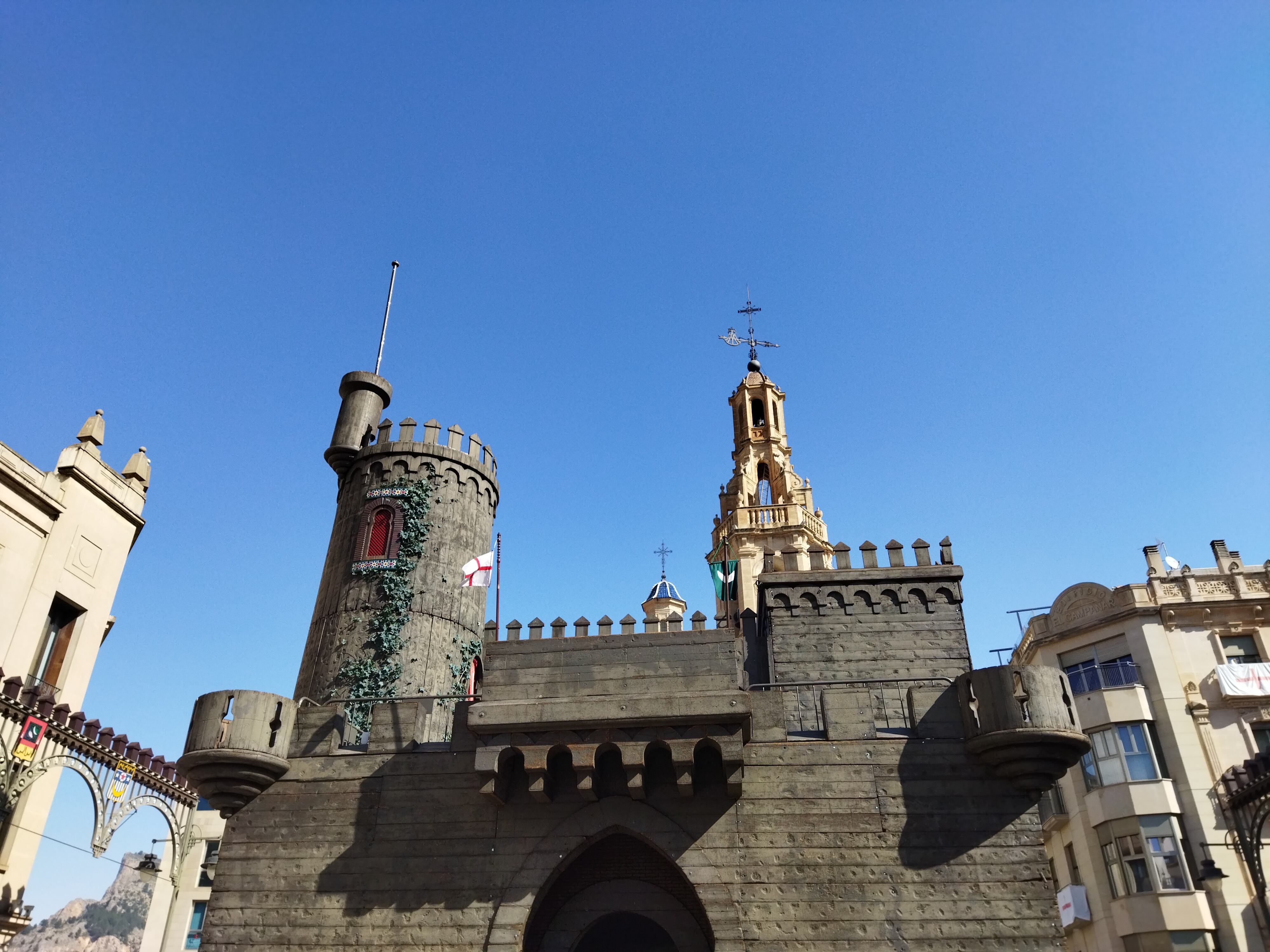 Así luce el Castillo de Fiestas de Alcoy en esta soleada mañana del martes 19 de abril.