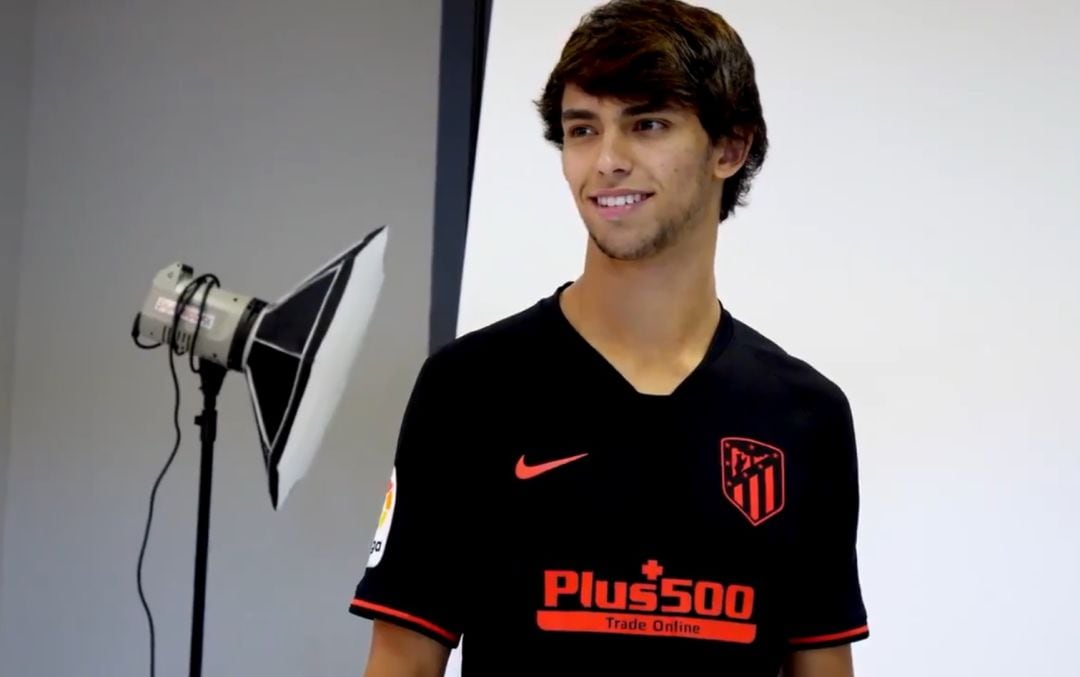 Joao Felix posa con la nueva segunda equipación