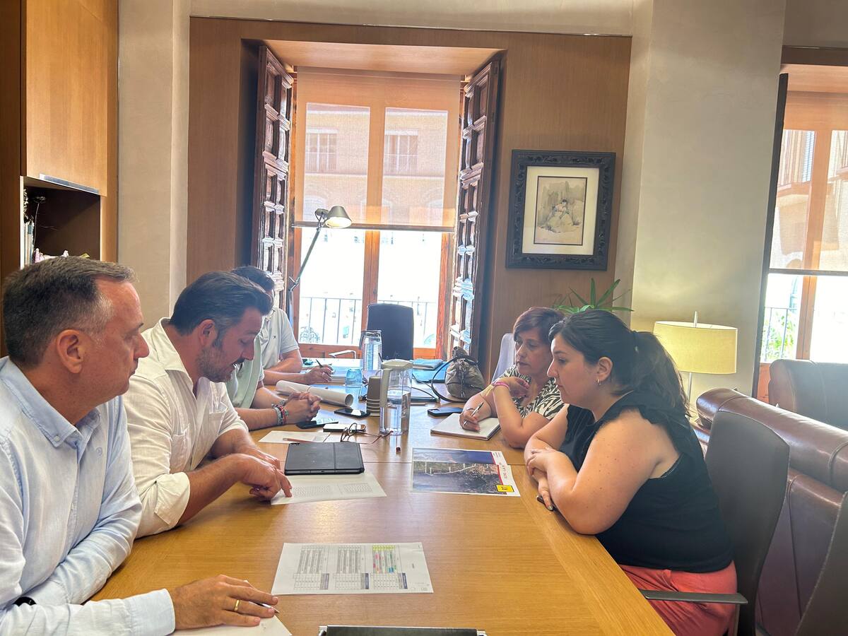 El Ayuntamiento de Elche ultima los detalles con las pedanías para la instauración del servicio municipal de transporte al campo