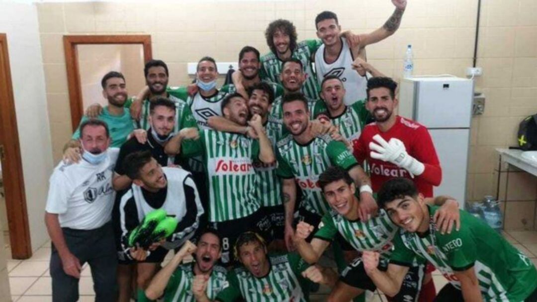 Jugadores del Sanluqueño celebrando la victoria en Tenerife 