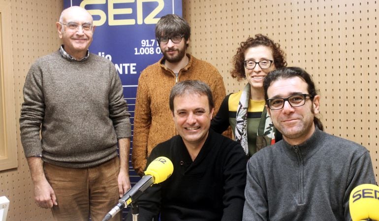 Natxo Bellido, concejal de Presidencia; Ismael Vicedo, portavoz de La Cívica-Escola Valenciana; Enric Pellín y Adrián Cervetto, voluntarios; y María Josep Mira, técnico municipal