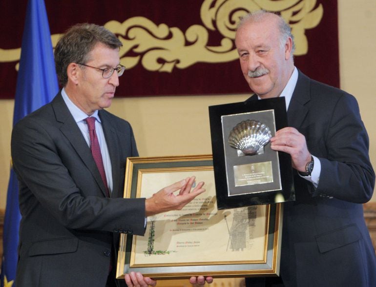 El presidente de la Xunta en funciones, Alberto Núñez Feijóo (i), hace entrega esta mañana en el Pazo de Raxoi, del título de embajador de honor del Camino de Santiago al ex-seleccionador de fútbol, Vicente del Bosque.