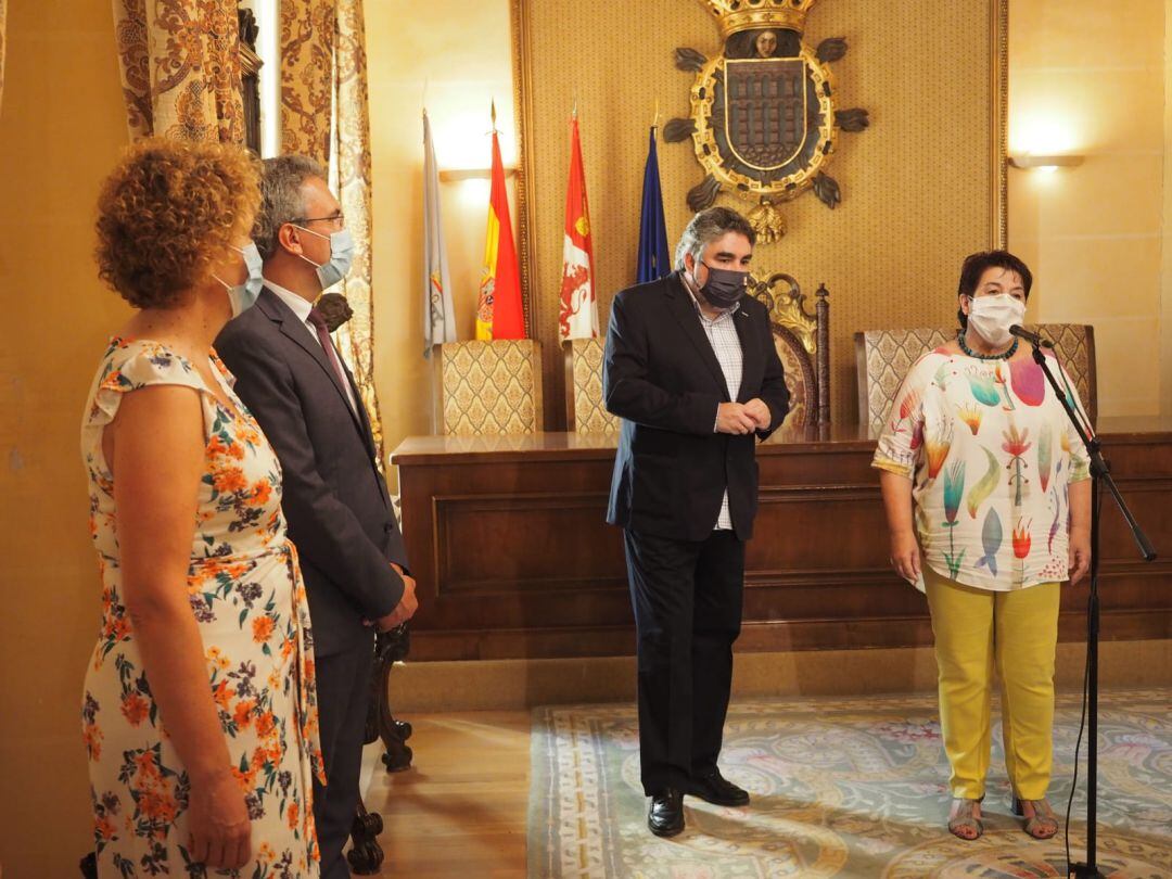 El ministro de cultura y deportes José Manuel Rodríguez Uribe junto a la alcaldesa Clara Luquero en la sala de actos del ayuntamiento de Segovia