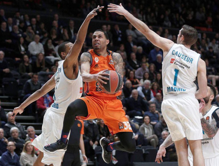 El escolta del Valencia Basket Erick Green entra a canasta entre el norteamericano Anthony Randolph y el francés Fabien Causeur,