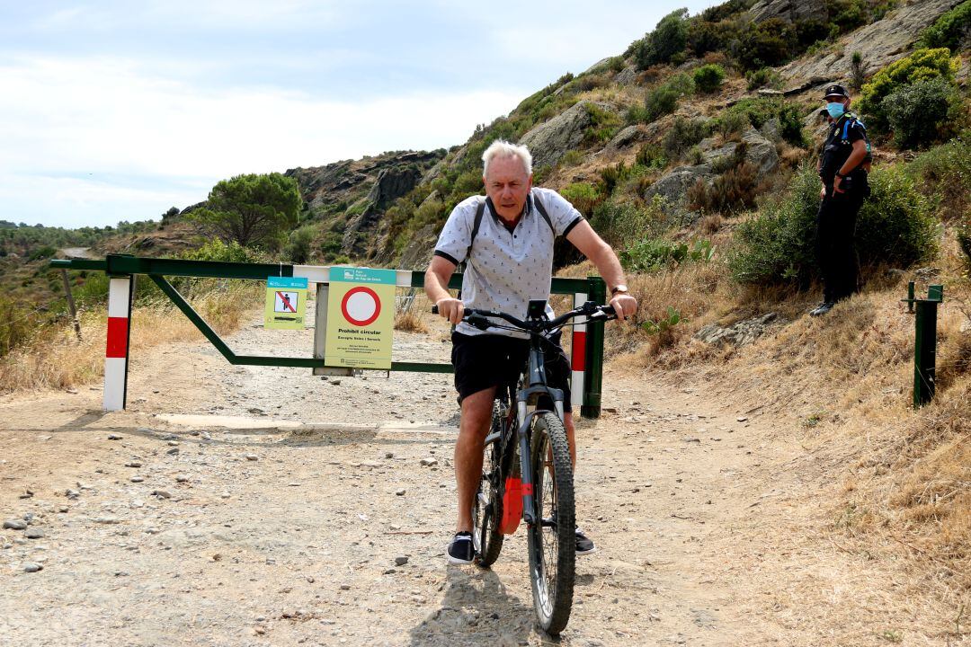 Un ciclista gira cua en saber que està tancat el cap de Creus