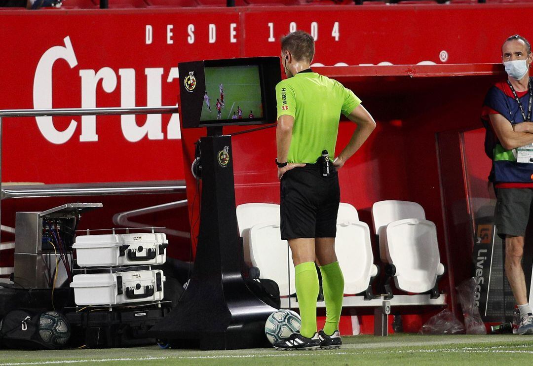 Cordero Vega consulta el VAR durante el Sevilla - Mallorca. 