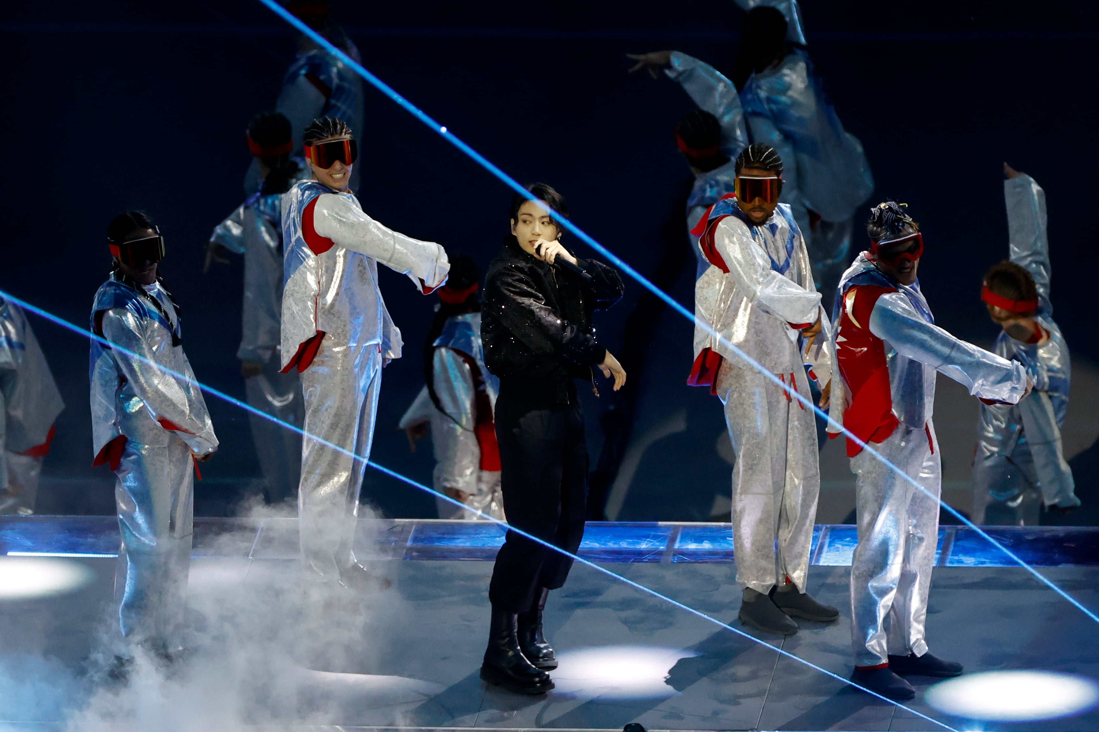 El surcoreano Jung Kook presenta la canción Dreamers en la inauguración del Mundial de Fútbol Qatar 2022. EFE/ Esteban Biba