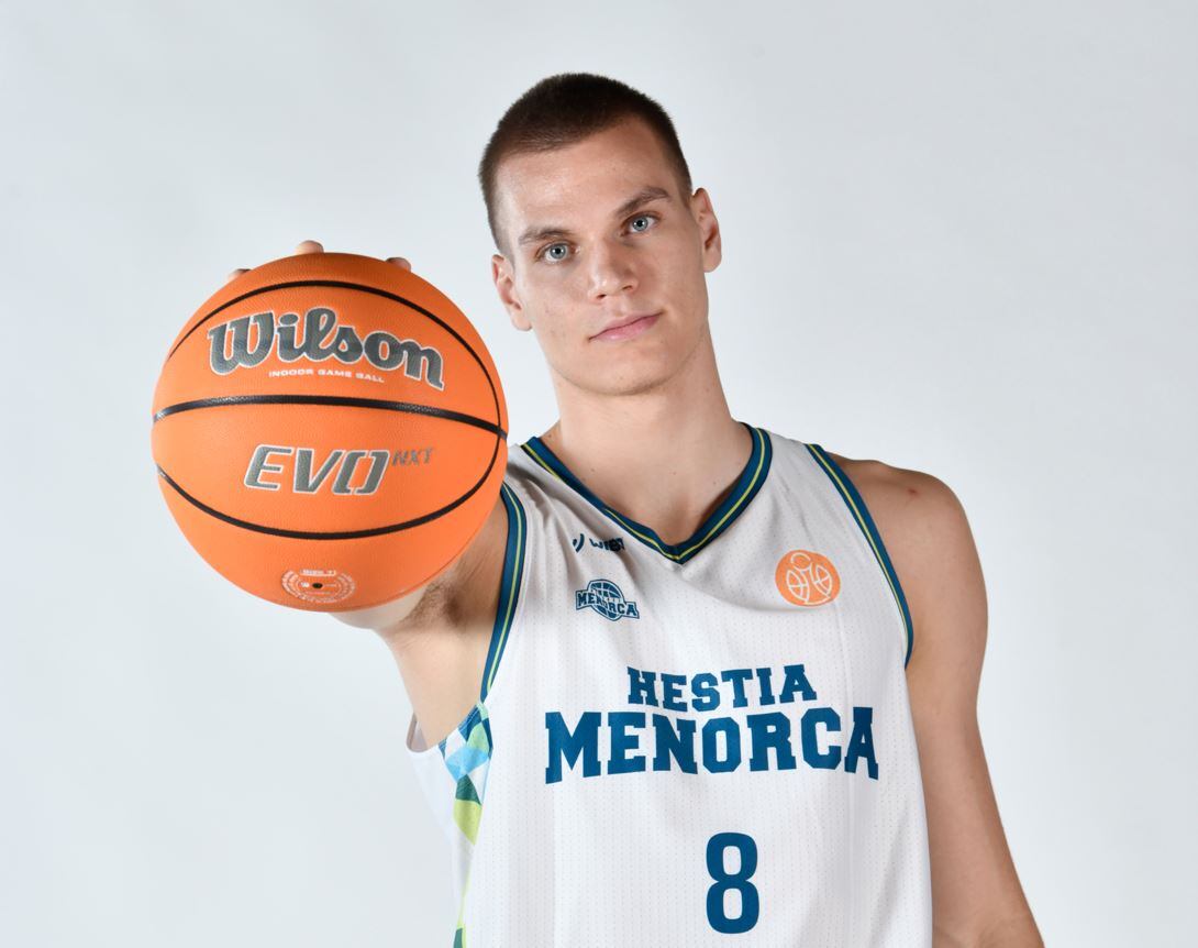 El pivot austríac lluirà el dorsal 8 aquesta temporada.