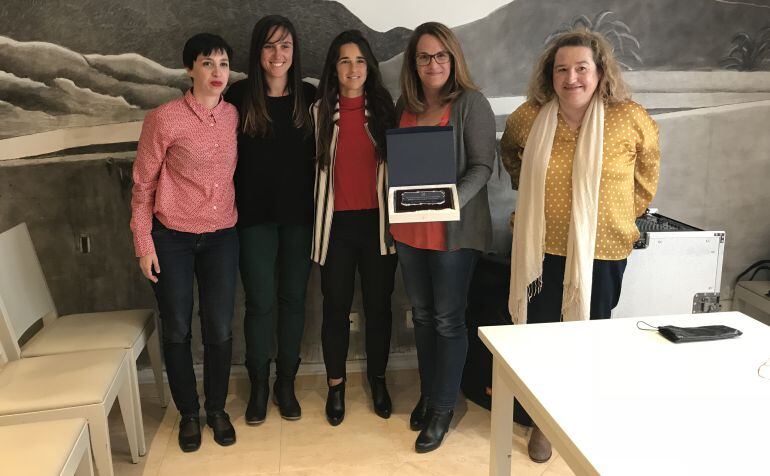 Susana Mora entrega el premio de la igualdad al equipo de fútbol sala.