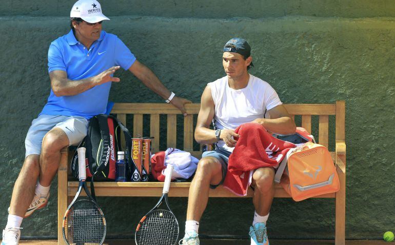 El tenista español Rafael Nadal junto a su entrenador, Toni Nadal, durante un entrenamiento realizado en las instalaciones del Real Club de Tenis