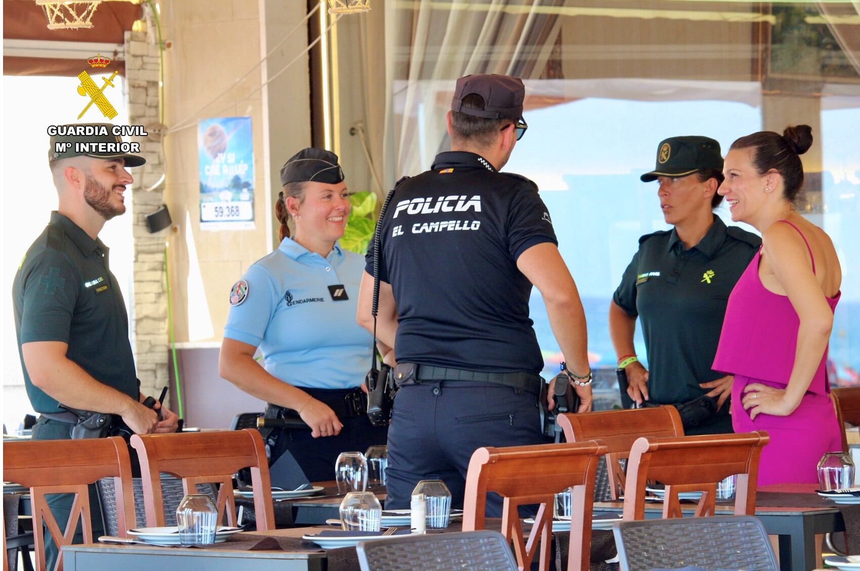 La agente francesa Maud visita un local de hostelería de El Campello. Foto: Guardia Civil