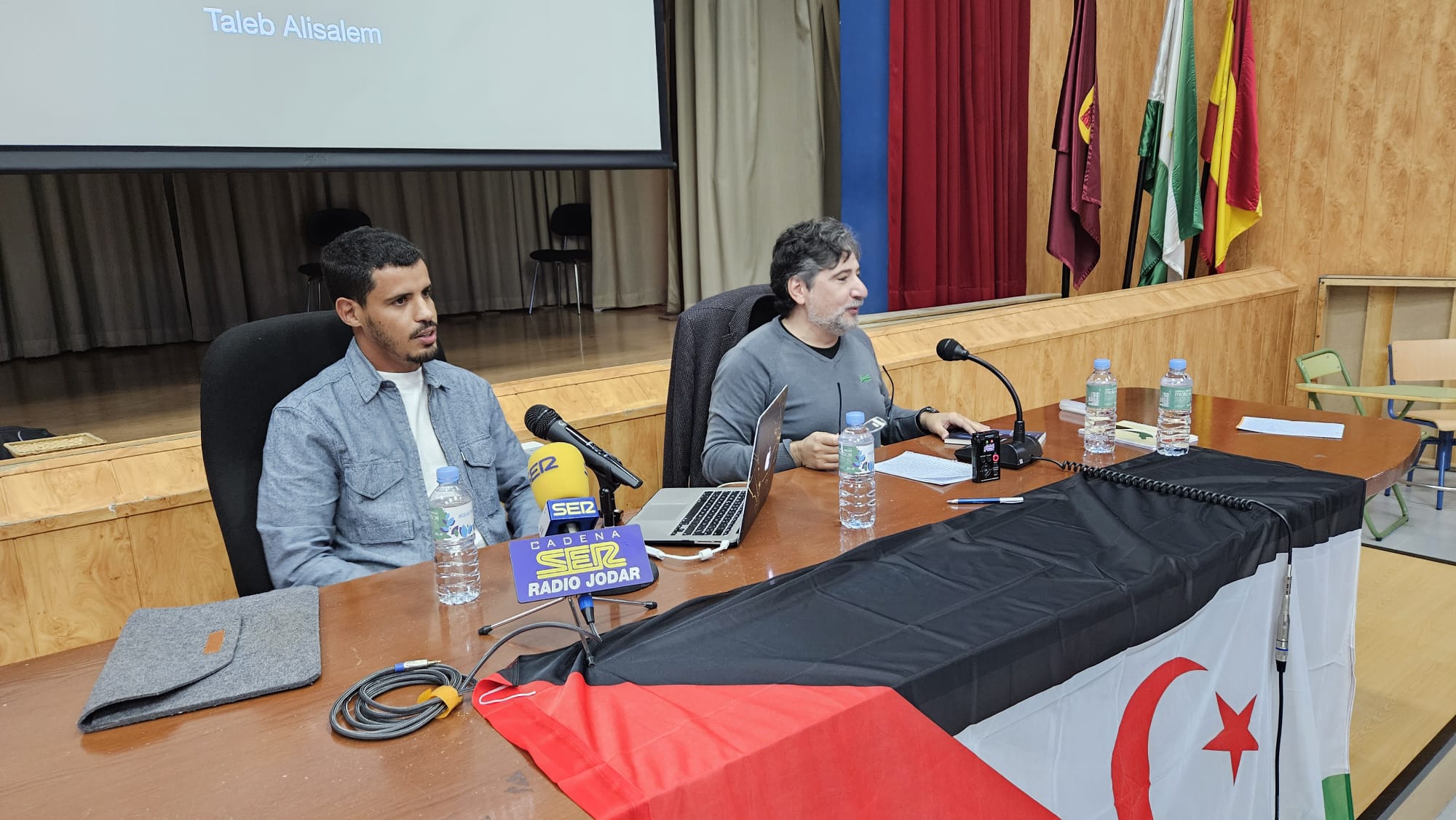 David Peñafuerte presentando al autor del libro