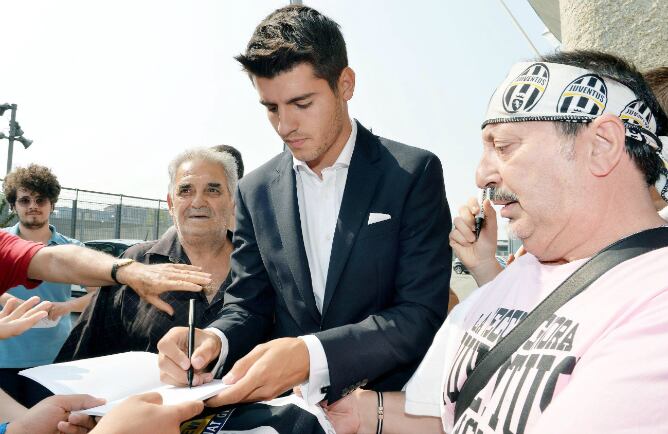 Morata ya firma autógrafos en Turín