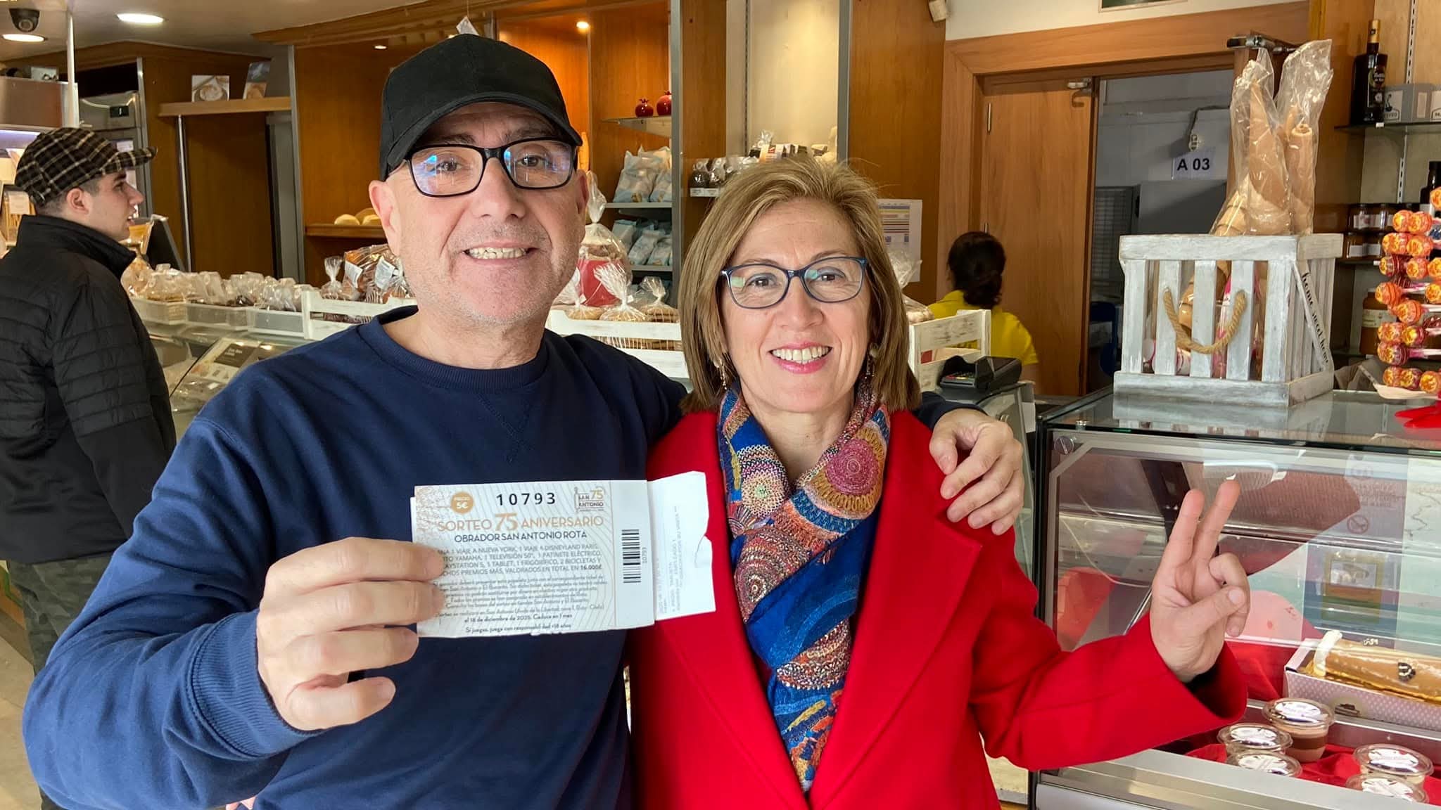 Miguel Ángel Ferrero junto a su mujer con la papeleta agraciada