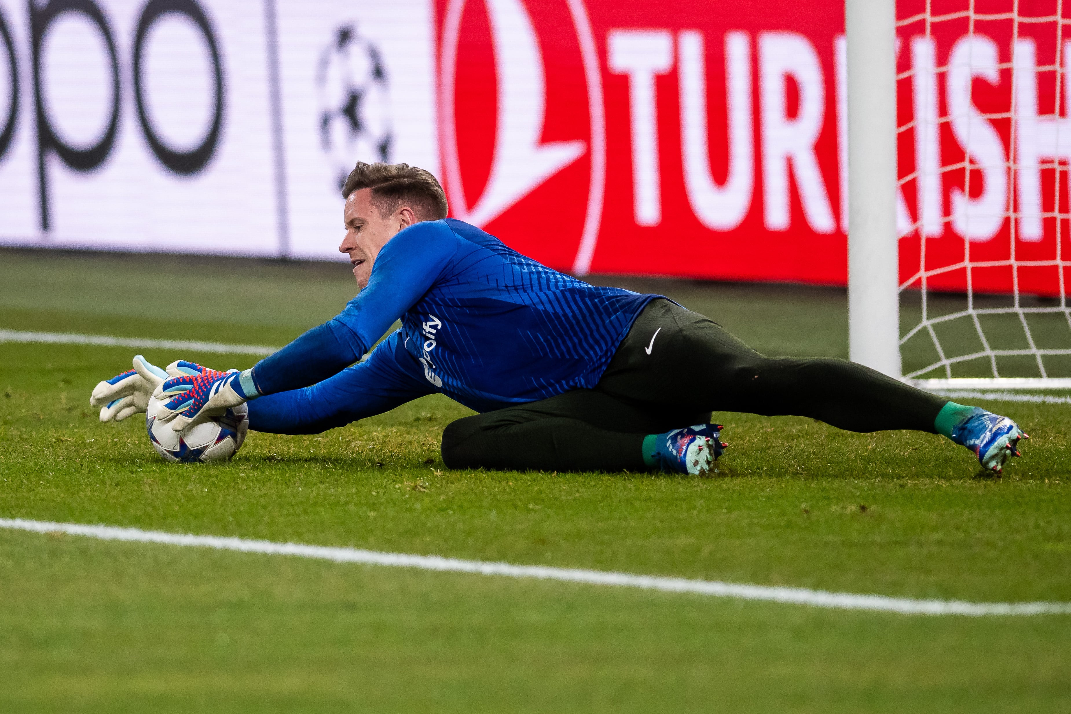 Ter Stegen entrena en la previa de un partido de Champions con el FC Barcelona