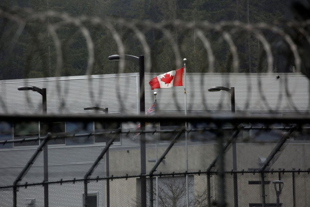 Una bandera canadiense ondea en la cárcel para mujeres en la que está presa la mandataria de Huawei