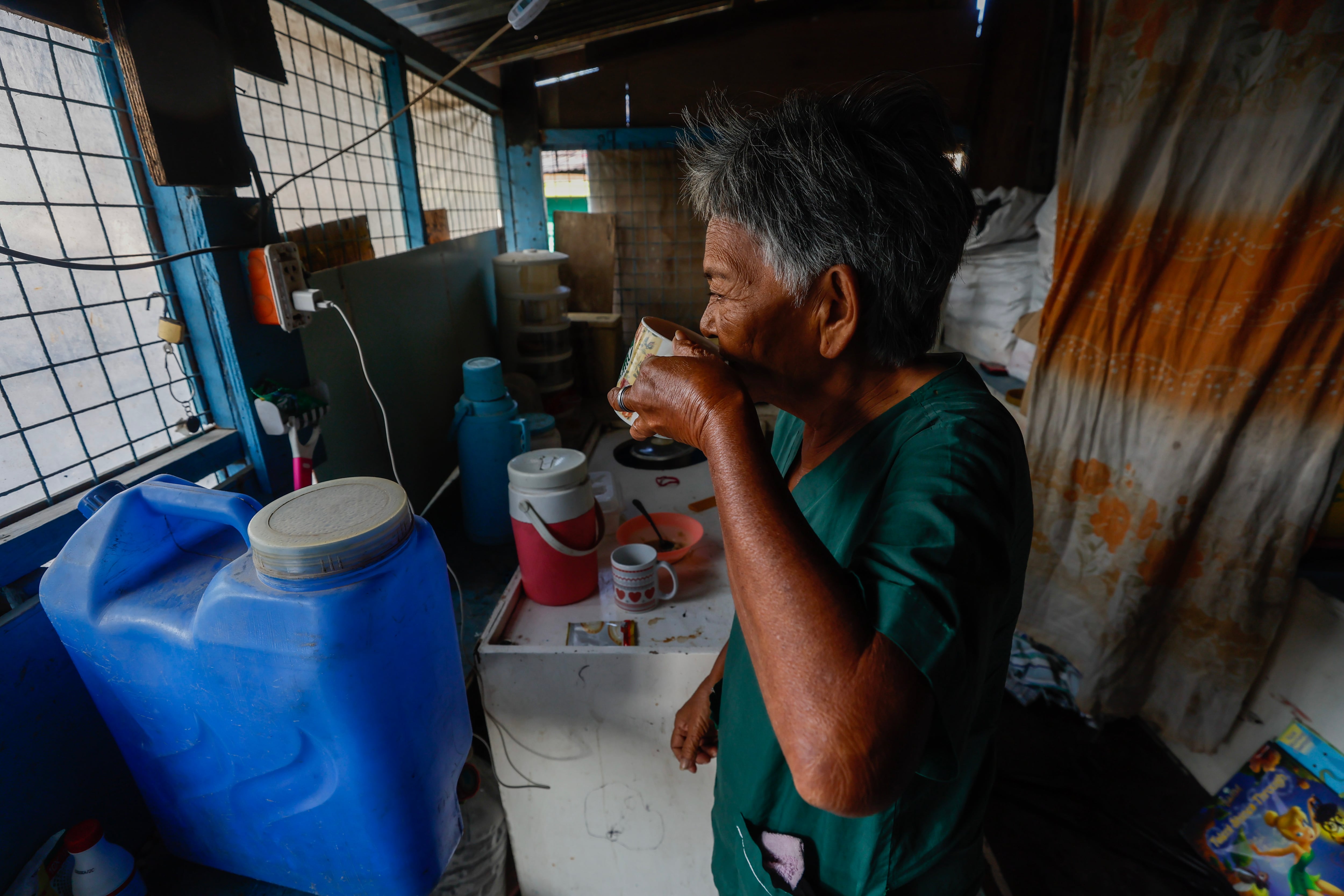 Un hombre bebe agua en Taguig City, Filipinas