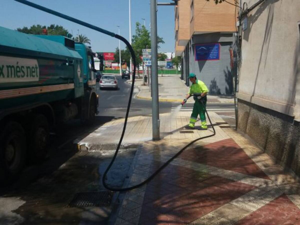 Limpieza defiende la compra de 9 máquinas para Urbaser