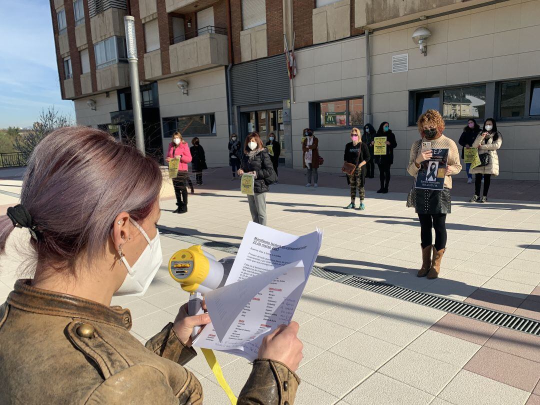 La concentración ante las puertas de Hacienda en Ponferrada