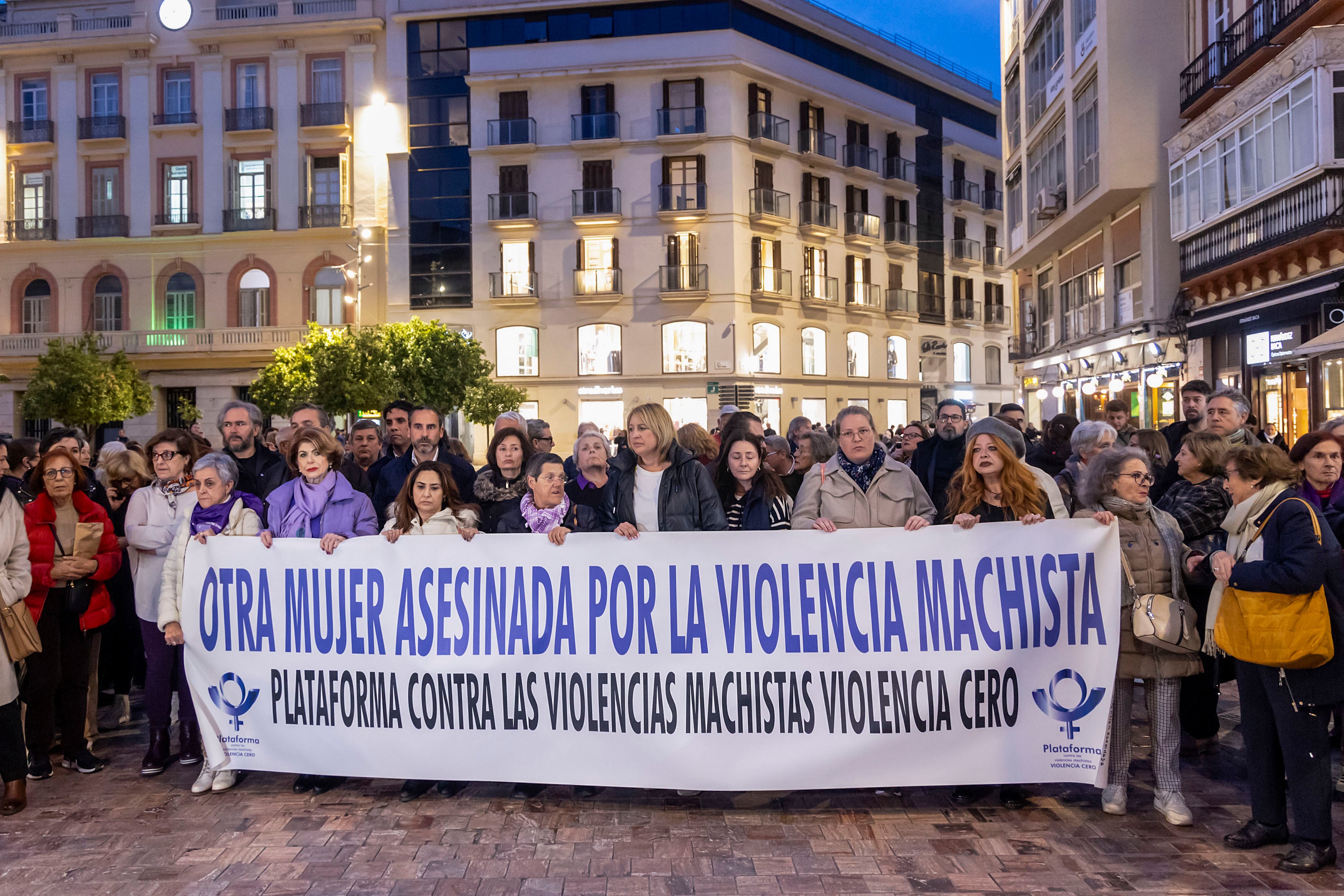 MÁLAGA (ANDALUCÍA), 11/02/2025.- Decenas de personas se concentran este martes en el centro de Málaga en repulsa del asesinato machista de Lina, una mujer de 48 años, a manos de su marido en Benalmádena (Málaga). La concentración, convocada por la plataforma contra las violencias machistas &#039;Violencia cero&#039;, ha tenido lugar en la Plaza de la Constitución y ha estado marcada por la reivindicación ante un caso especialmente significativo porque la víctima había pedido poco antes una orden de alejamiento que fue rechazada. EFE/ Daniel Pérez
