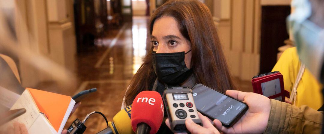 Inés Rey atiende a los medios de comunicación