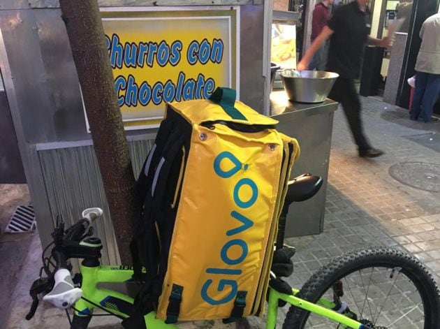 Trabajador de Glovo preparando un envío de churros