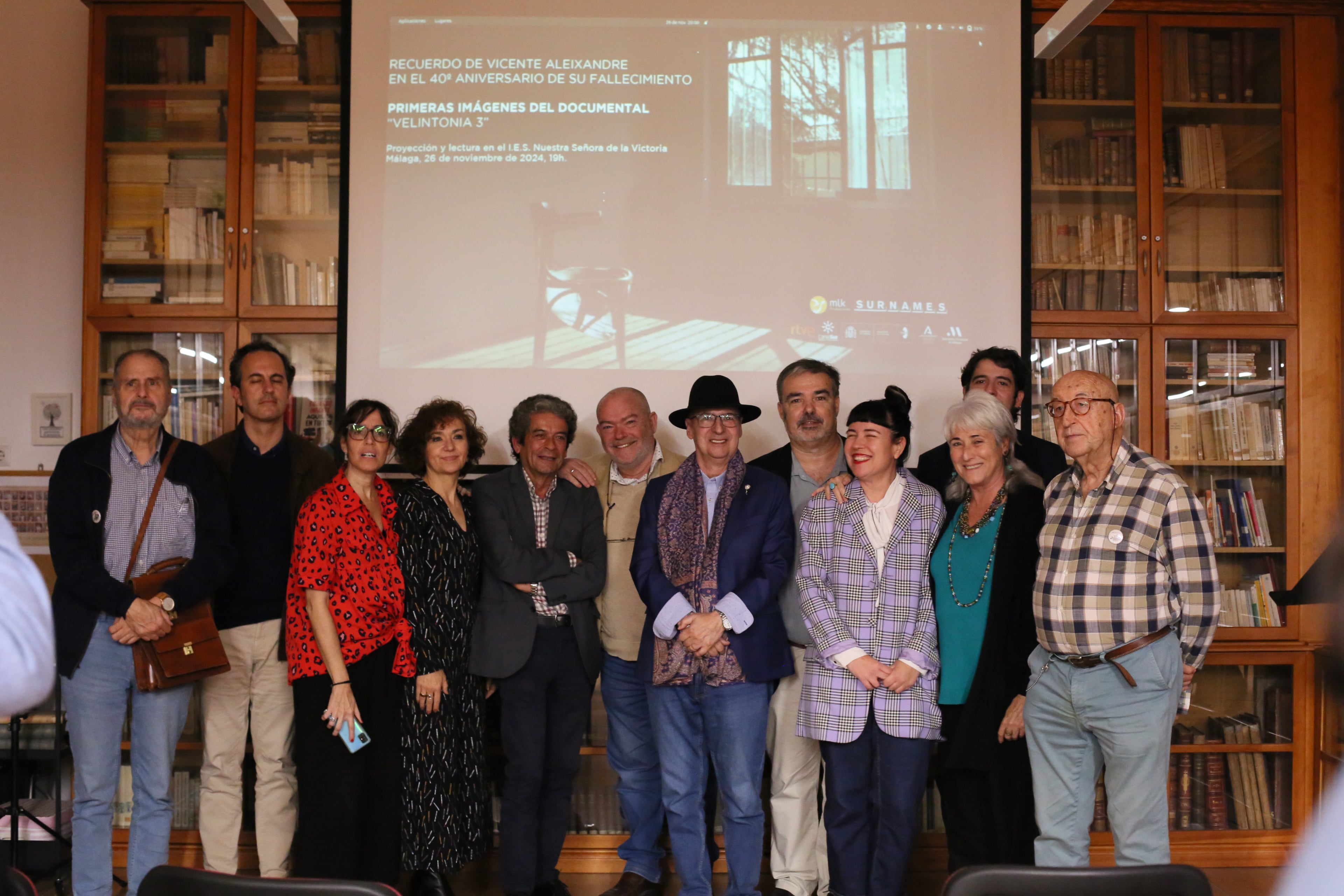 Foto de familia de los invitados que organizaron el homenaje y que leyeron algunos de sus poemas