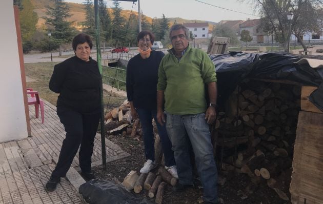 Pilar (izq.) y Jerónimo (dch) junto a su familia, guardando leña para el invierno.