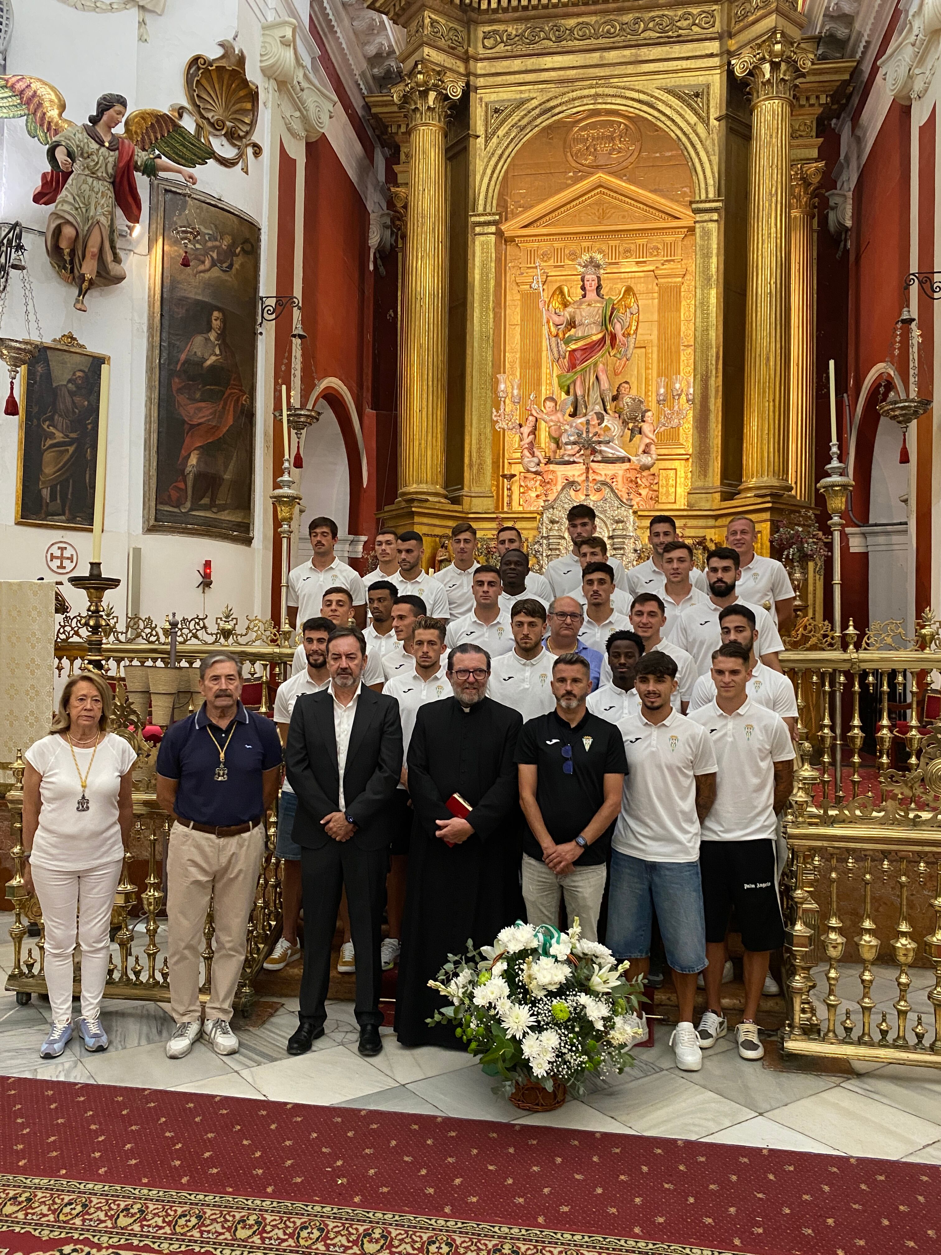 La plantilla del Córdoba CF realiza la ofrenda floral.