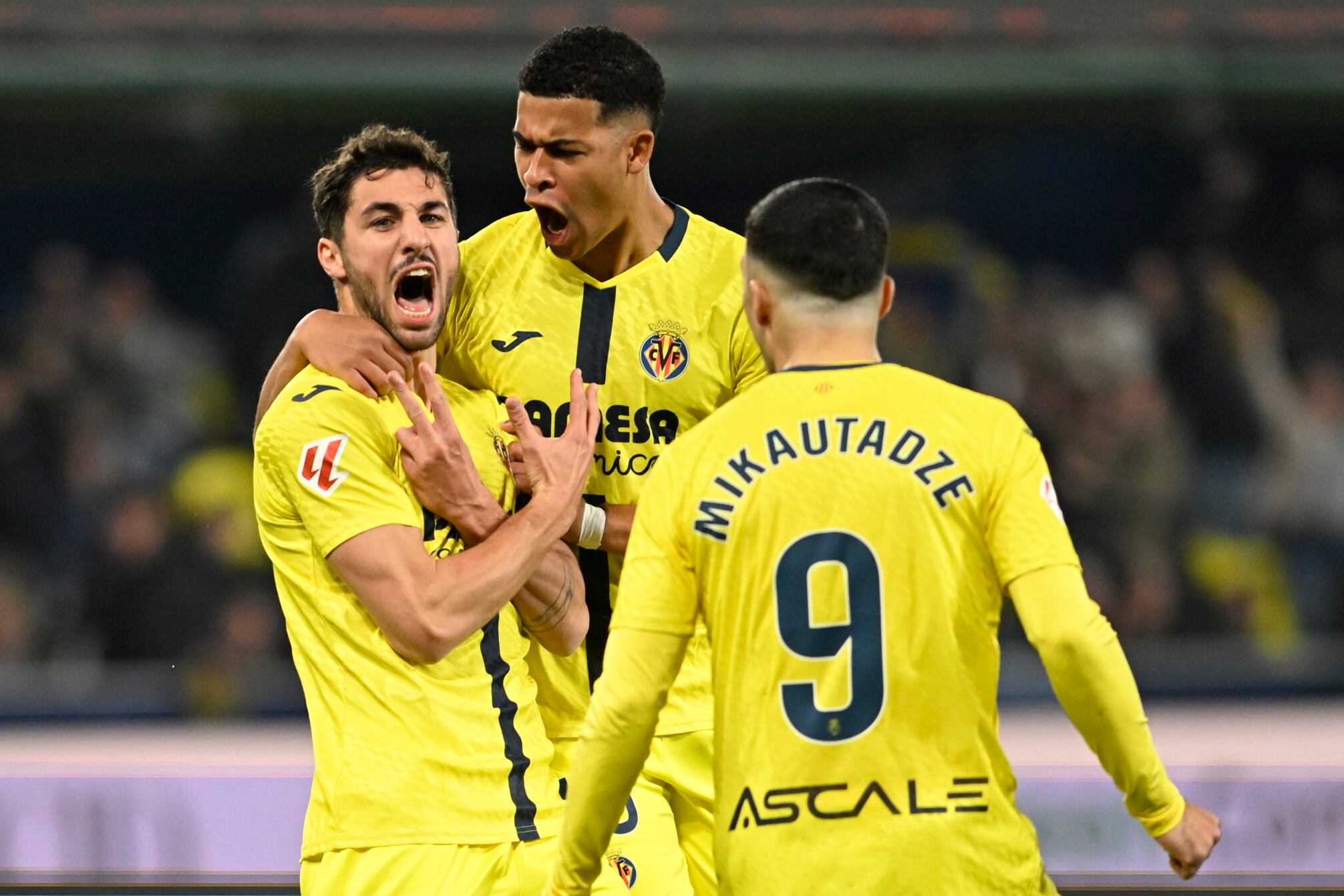 VILLARREAL (CASTELLÓN), 22/02/2026.- El centrocampista del Villarreal Santiago Comesaña (i) celebra tras anotar un gol durante el encuentro correspondiente a la jornada 25 de Laliga EA Sports que disputan Villarreal CF y Valencia CF este domingo en el estadio de La Cerámica de Villarreal. EFE/ Andreu Esteban