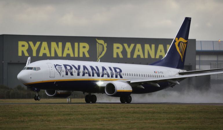 Un avión de Ryanair aterrizando en Londres.