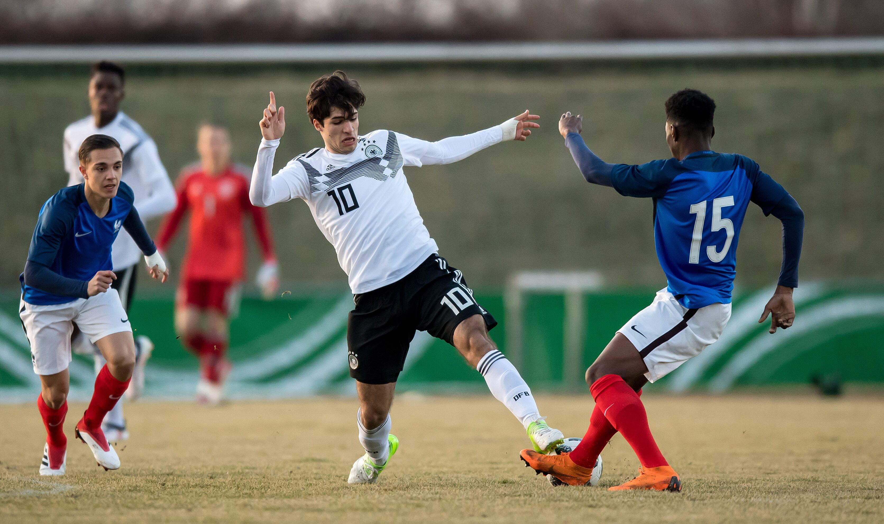 Tchouaméni roba un balón durante un amistoso internacional sub-18 disputado en 2018.