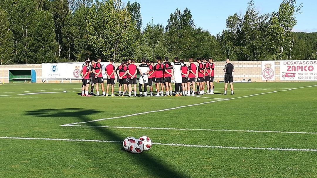 José Manuel Aira contará con 22 jugadores hasta el mercado de invierno