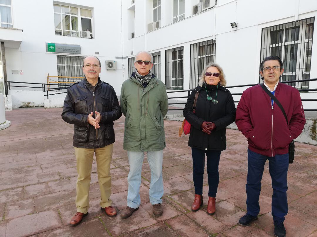 Miembros de la plataforma en la entrada del futuro centro de salud mental