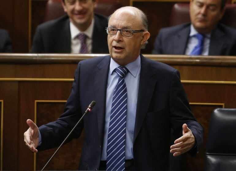 GRA040. MADRID, 18/02/2015.- El ministro de Hacienda, Cristóbal Montoro, durante su intervención hoy en la sesión de control al Gobierno del pleno del Congreso, en la que ha asegurado que después de las elecciones municipales y autonómicas del 24 de mayo &quot;y con la recuperación económica ya encarrilada&quot;, &quot;habrá una financiación autonómica&quot; que garantice la igualdad de los ciudadanos en el acceso a los servicios públicos.  EFE/Paco Campos