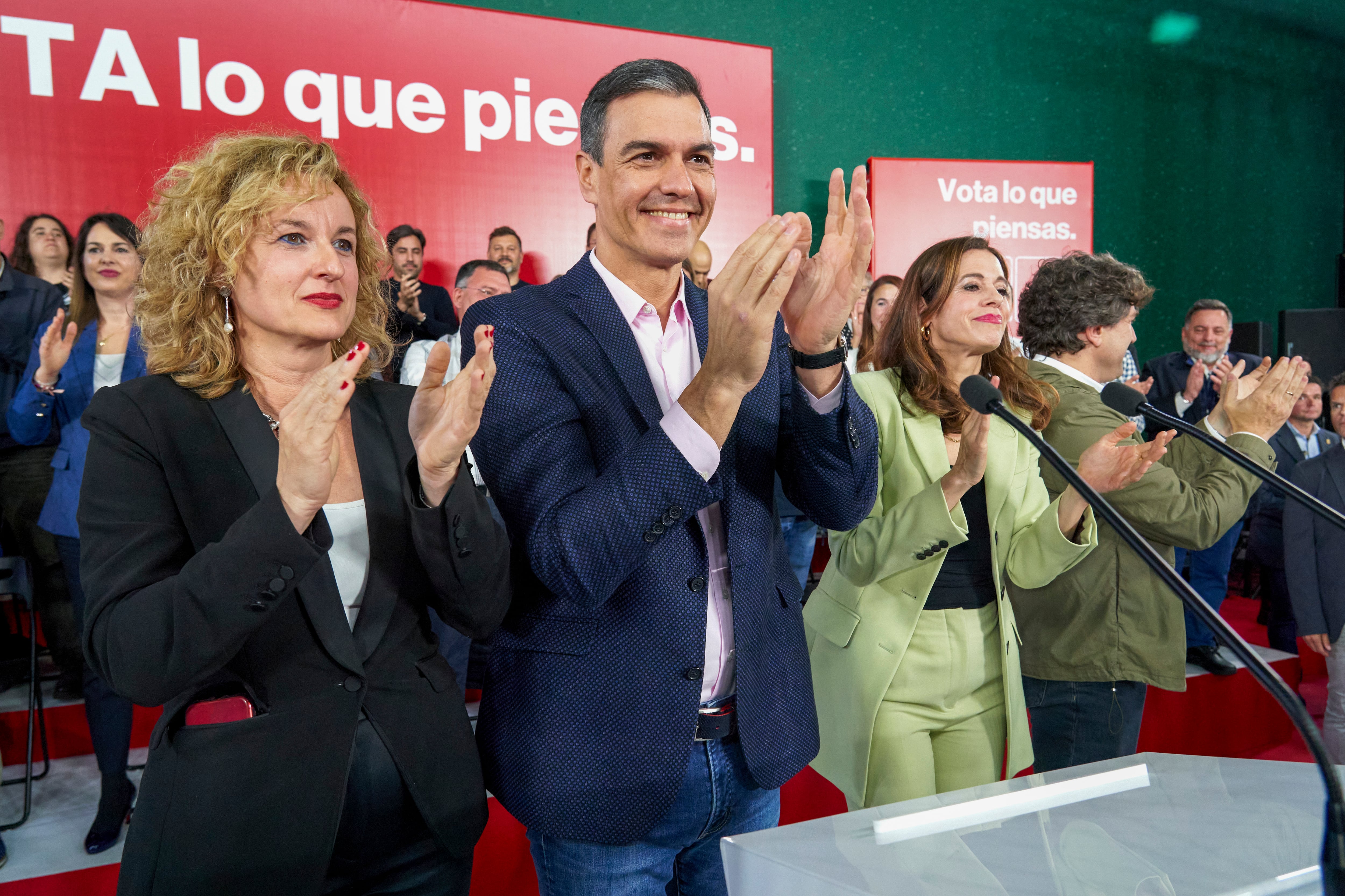 VITORIA (ESPAÑA), 15/05/2023.- El presidente del Gobierno y líder del PSOE, Pedro Sánchez (c), la candidata a la alcaldía de Vitoria, Maider Etxebarria (d), y la candidata a la diputación de Alava, Cristina González (i), participan en un acto electoral este lunes, en Vitoria. EFE / L. Rico
